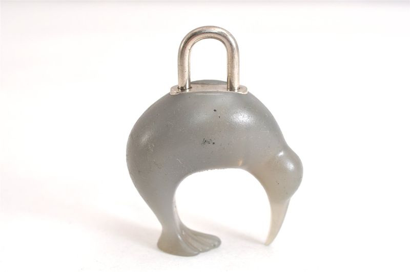 Louis Vuitton Cup 2000 Kiwi Motif Padlock Cadena Key Gray LV 2927n