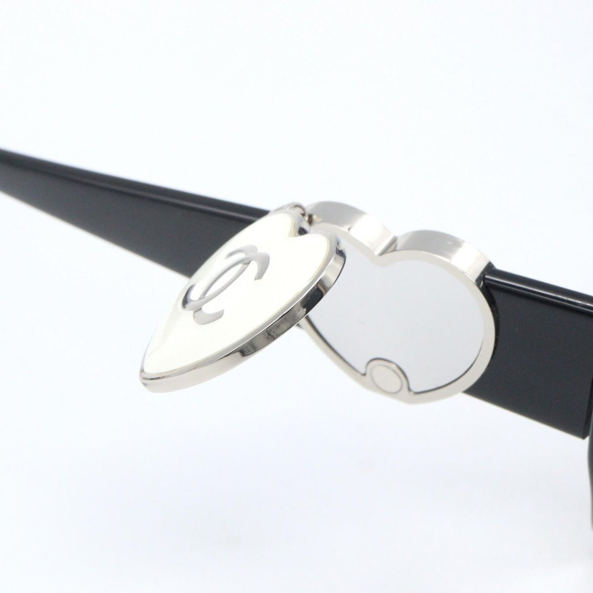 Chanel Sunglasses 501 T8 Black — view 7