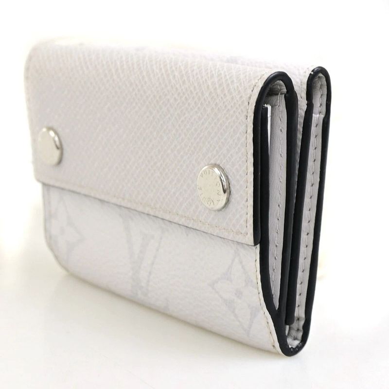 Louis Vuitton Trifold Wallet Taiga Llama Discovery Compact M67621 39fa050