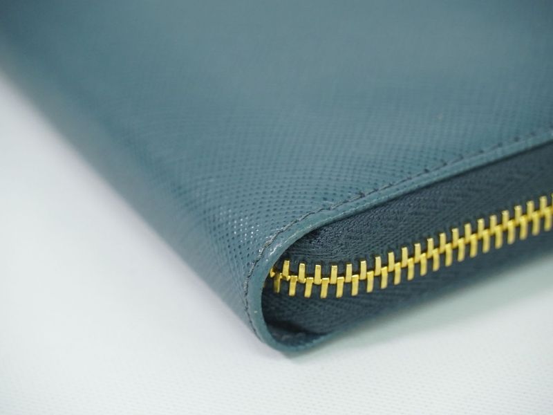 Authentic Prada Saffiano Leather Round Zipper Long Wallet Long Wallet Blue