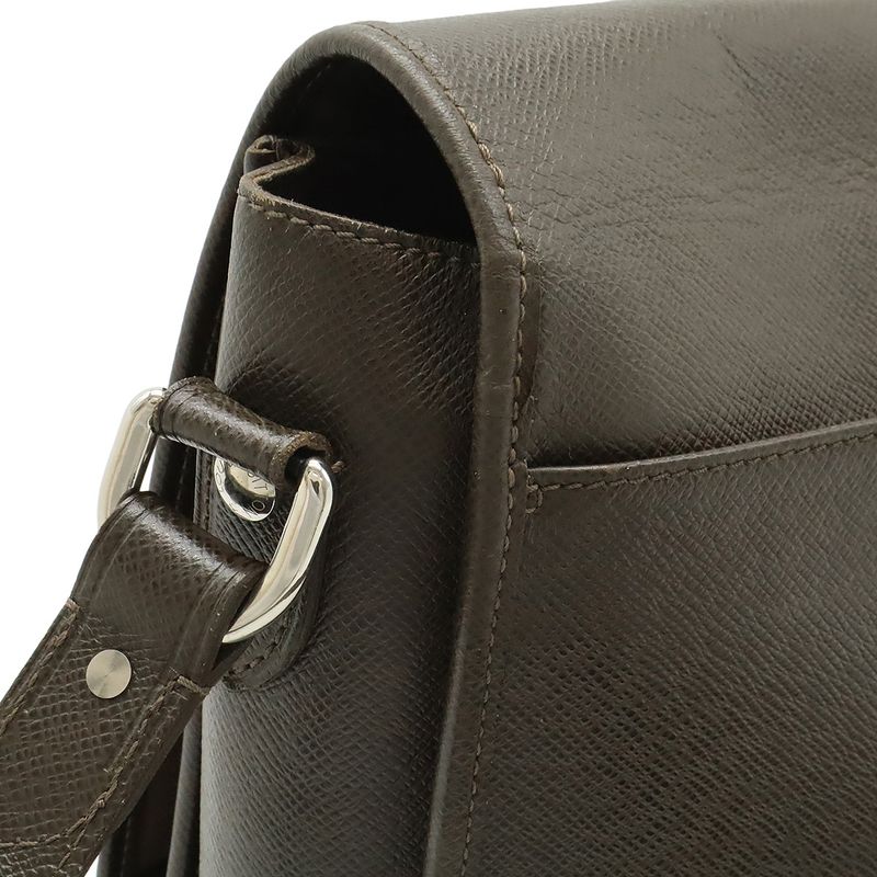 Louis Vuitton Taiga Andrei Shoulder Bag Messenger Bag Crossbody Leather Grizzly