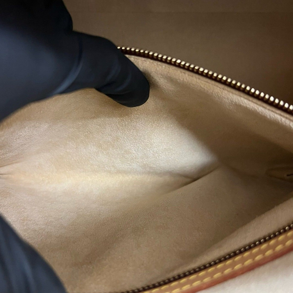 Louis Vuitton Vintage City GM Monogram Leather Tote — view 10