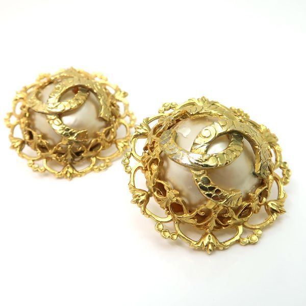 Chanel Earring 29 Engraved Vintage Coco Mark GP Fake Pearl Round Vintage Chanel