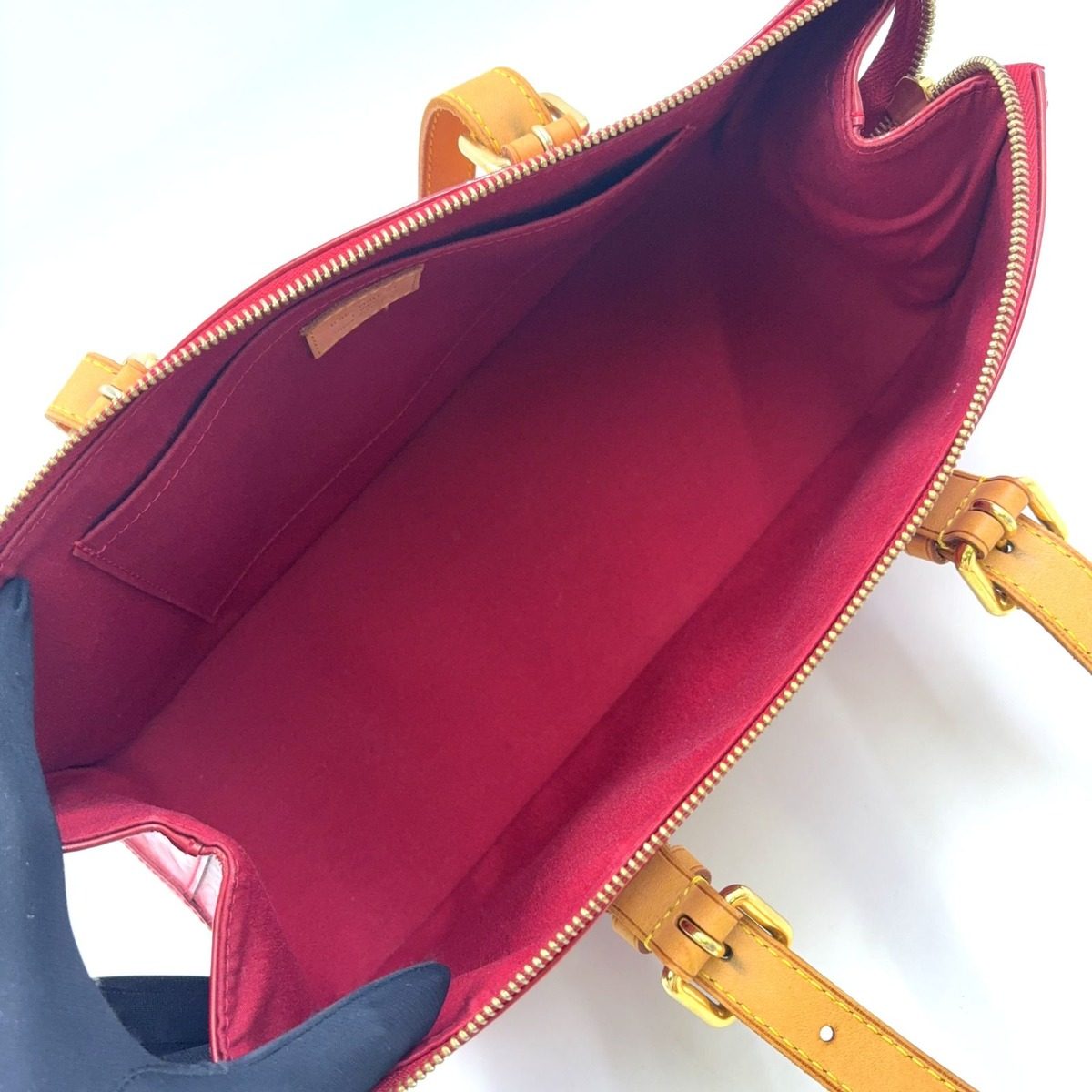 Louis Vuitton Monogram Vernis Rosewood Avenue Pomme D'amour Unknown Red Handbag — view 3