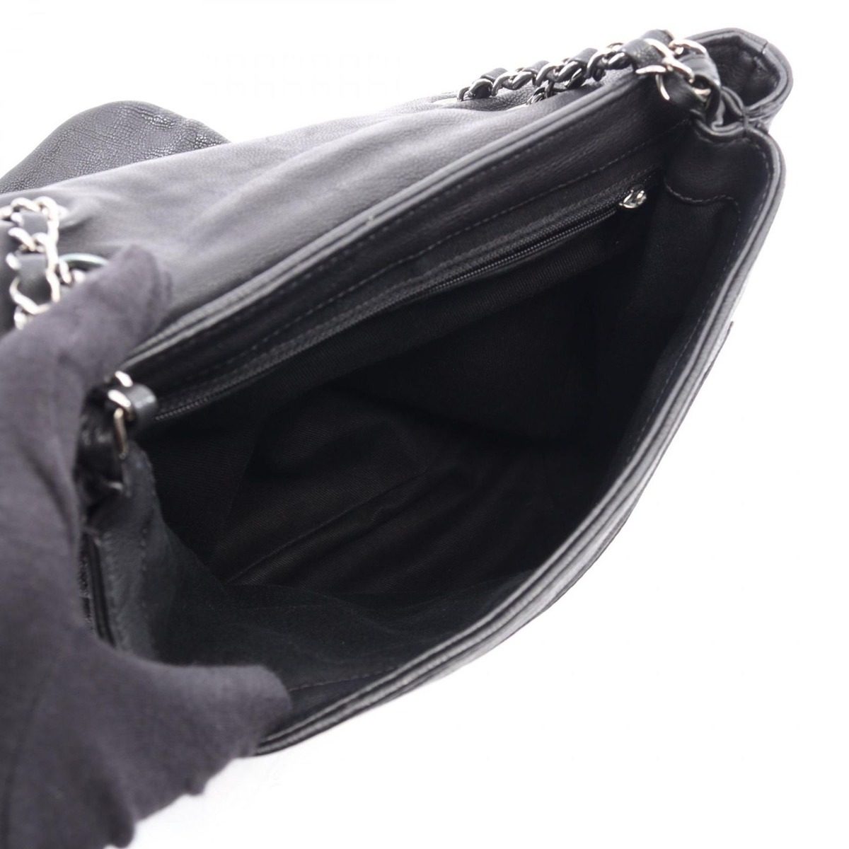 Chanel Shoulder Bag Diamond Stitch Black Leather CC Logo Chain — view 3
