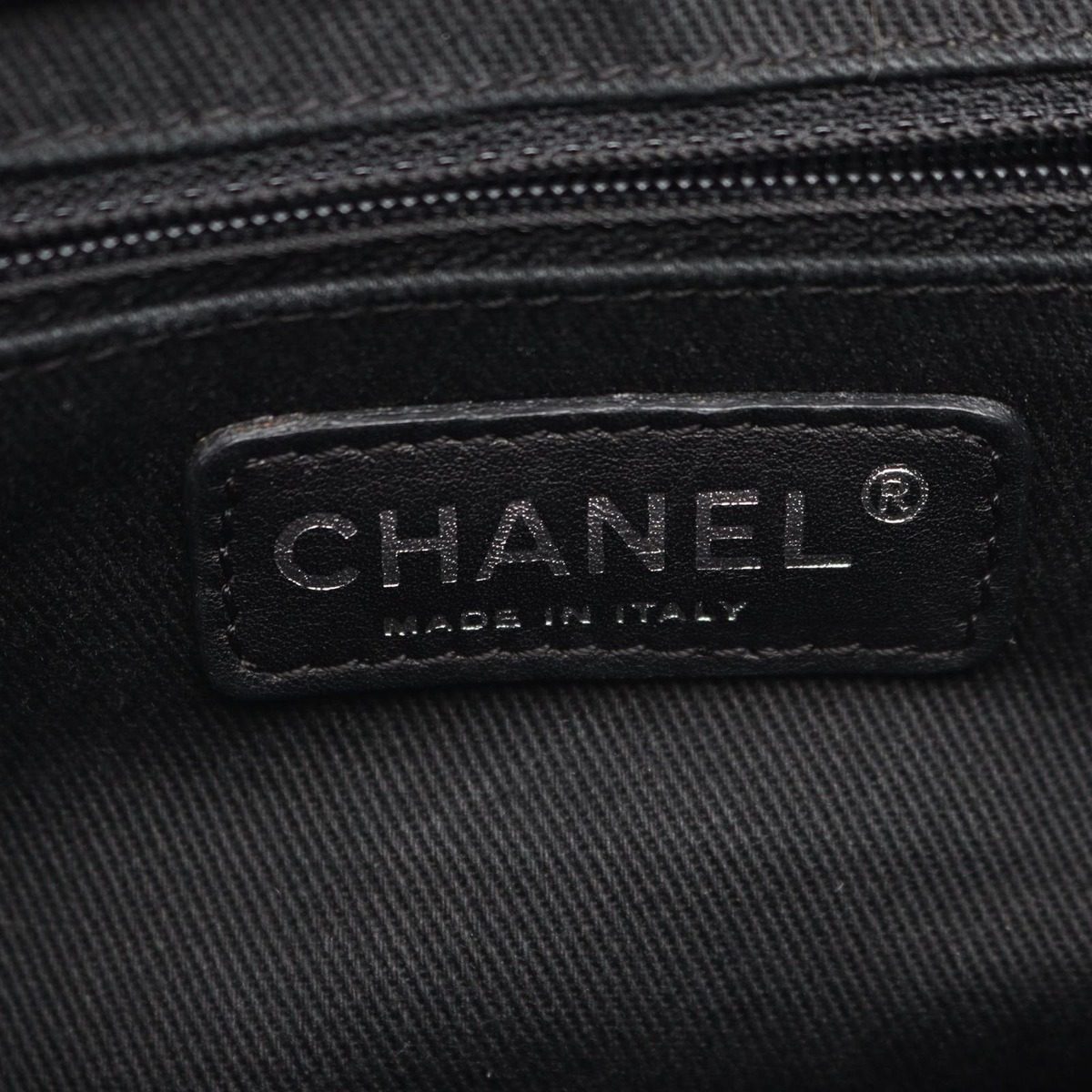 Chanel Shoulder Bag Diamond Stitch Black Leather CC Logo Chain — view 4