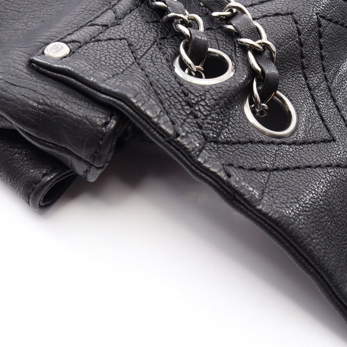 Chanel Shoulder Bag Diamond Stitch Black Leather CC Logo Chain — view 8