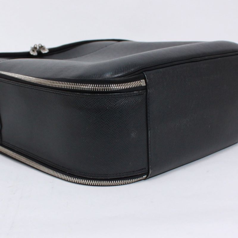 Louis Vuitton Taiga Ardoise Leather Black Shoulder Bag Silver M30762