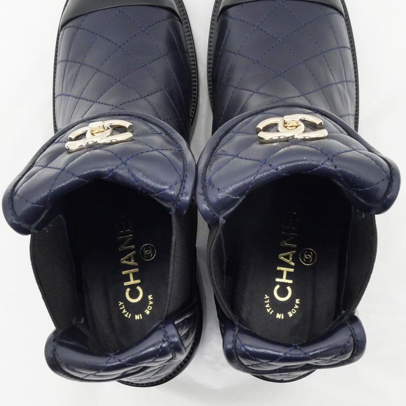 Chanel Matelasse Turnlock Side Gore Shorts Navy - G45144 38 25cm
