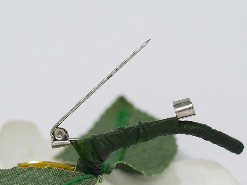 Authentic Chanel Camellia Corsage Brooch Nylon White Green Camellia Accessories