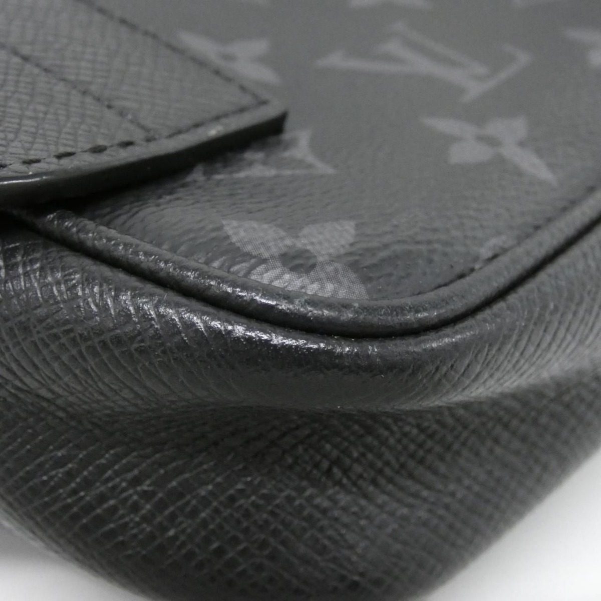 Louis Vuitton Taiga Llama Bum Bag Outdoor — view 3