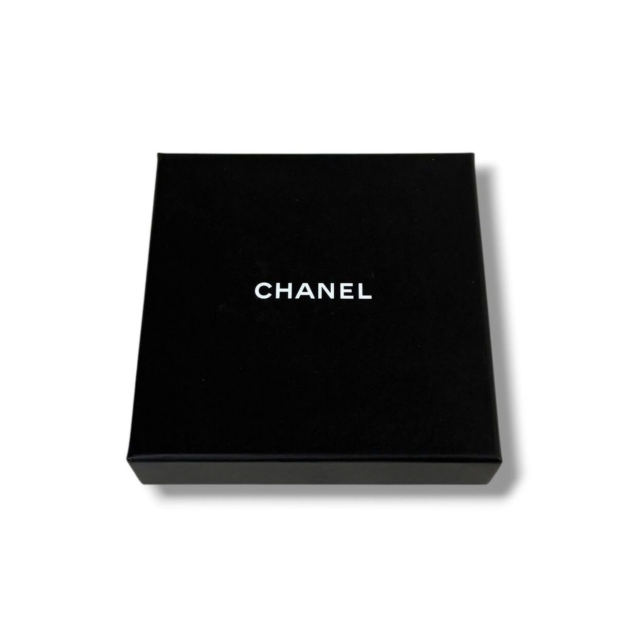 Chanel Collection 2 Hoop Earrings Pearl CC Logo Gold — view 8