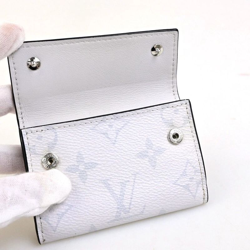 Louis Vuitton Trifold Wallet Taiga Llama Discovery Compact M67621 39fa050