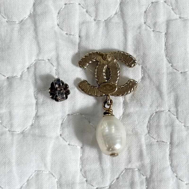 Chanel Coco Mark Chain Pearl Earrings for One Ear Gold White