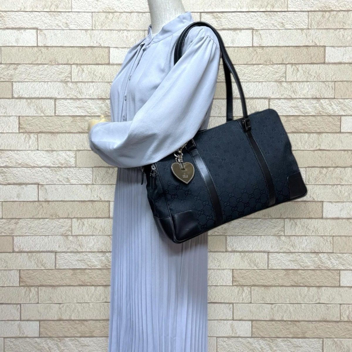 Gucci GG Canvas Shoulder Bag Black — view 2