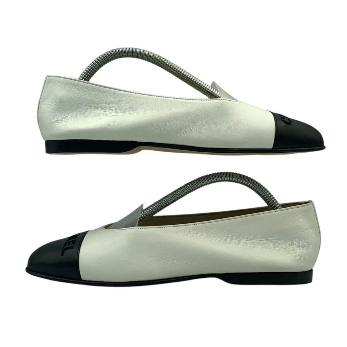 Chanel Bicolor Flat Shoes Leather White Black — view 3