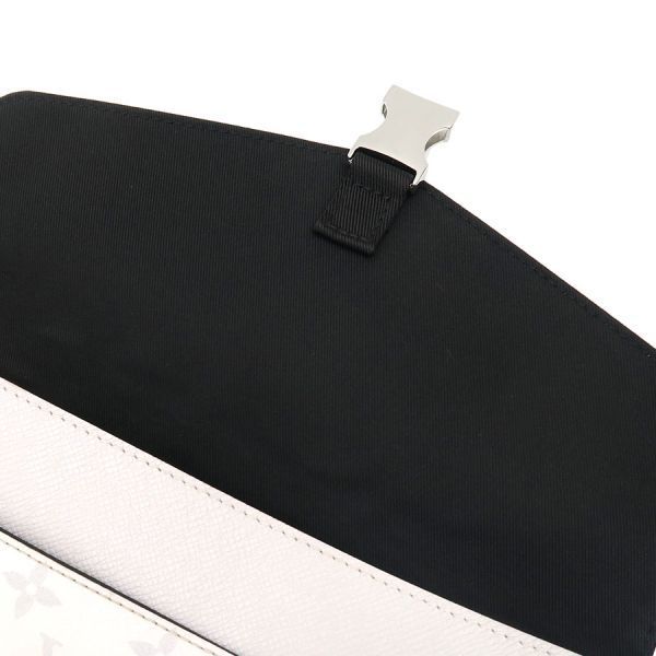 Louis Vuitton Taiga Llama Flap Messenger M30411