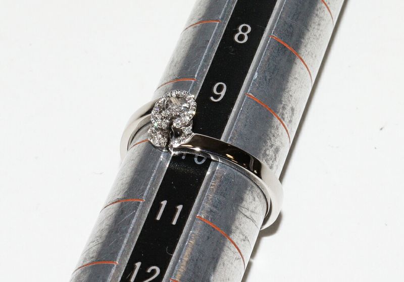 Gucci 18K White Gold Ring With 23 Diamonds (approx 012ct) GG Running Ring Width