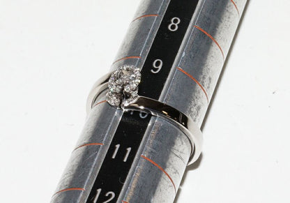 Gucci 18K White Gold Ring With 23 Diamonds (approx 012ct) GG Running Ring Width