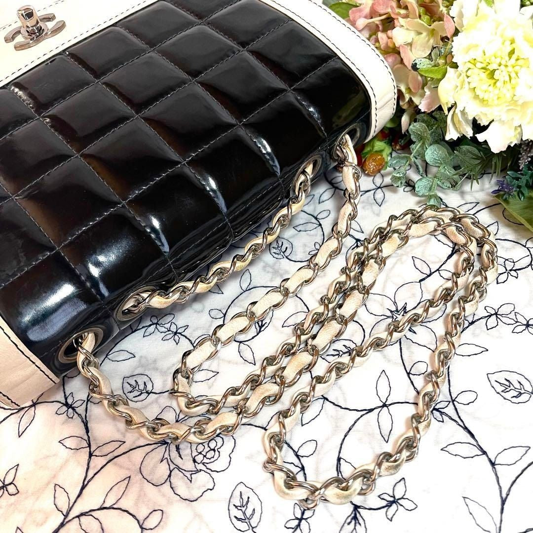 CHANEL CC Lambskin Patent Chocolate Bar Flap Bag Chain Beige Black