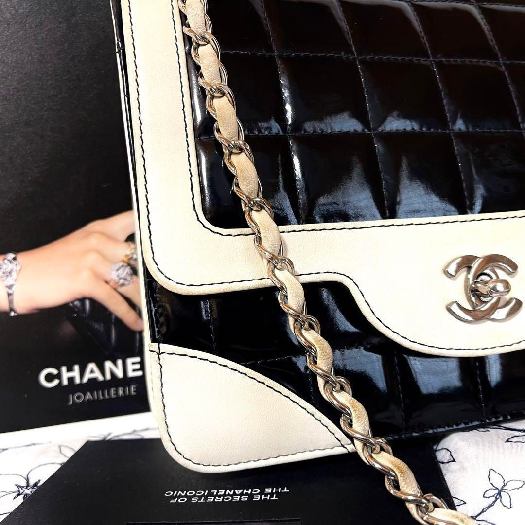 CHANEL CC Lambskin Patent Chocolate Bar Flap Bag Chain Beige Black