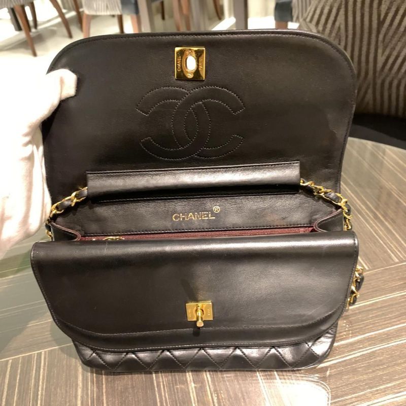 ◎ Authentic Chanel Half Moon Shoulder Bag Lambskin Black