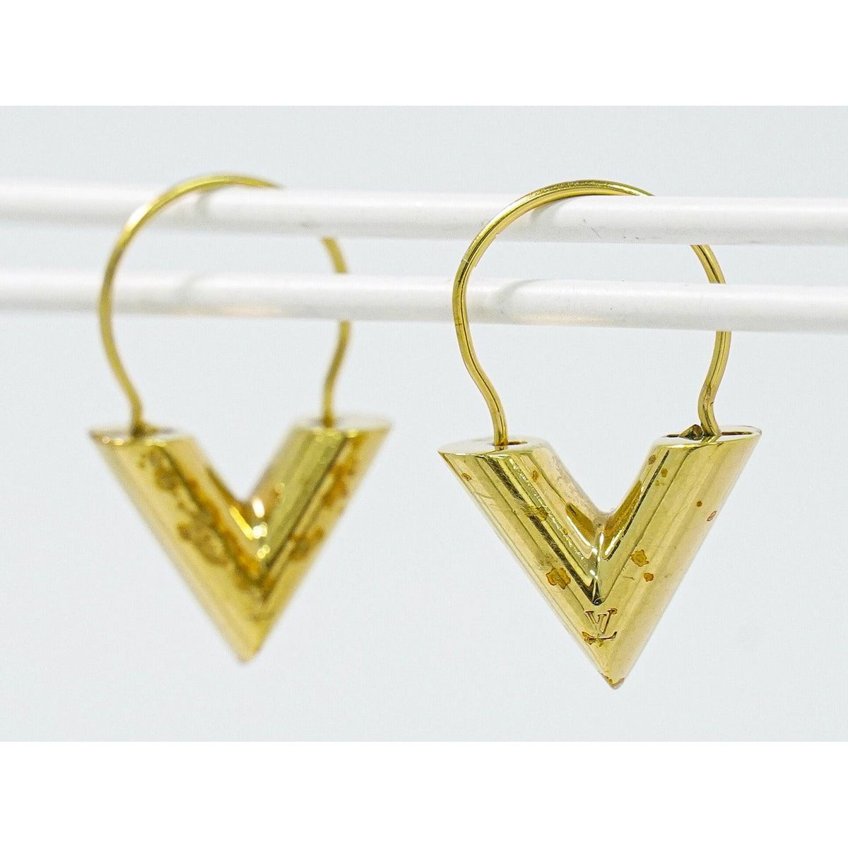 Louis Vuitton LV Essential Hoop Earrings Gold Plated — view 7