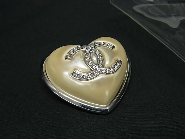 Chanel 22A Coco Rhinestone Heart Pin Brooch Pin Pin Badge Beige And