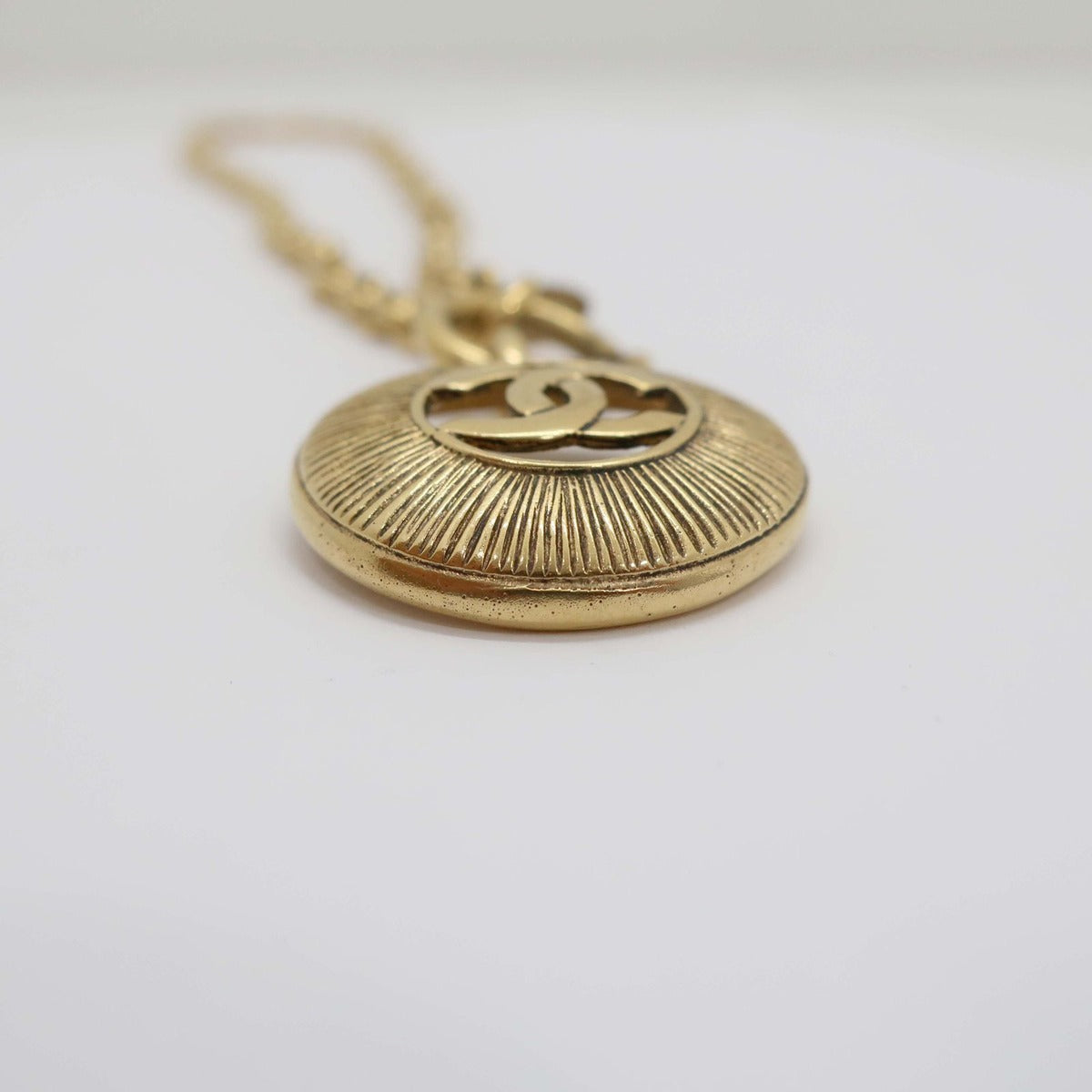 Chanel Necklace Round CC Logo Vintage Gold — view 5
