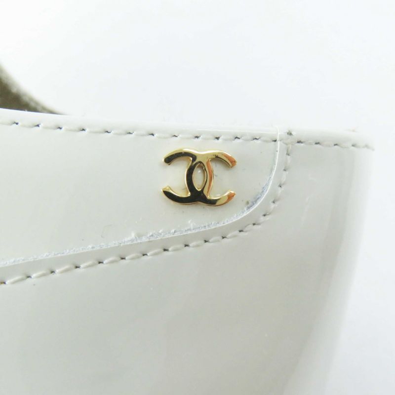 CHANEL 17A G33057 Lace-up Patent Leather Booties With Coco Mark White Gold