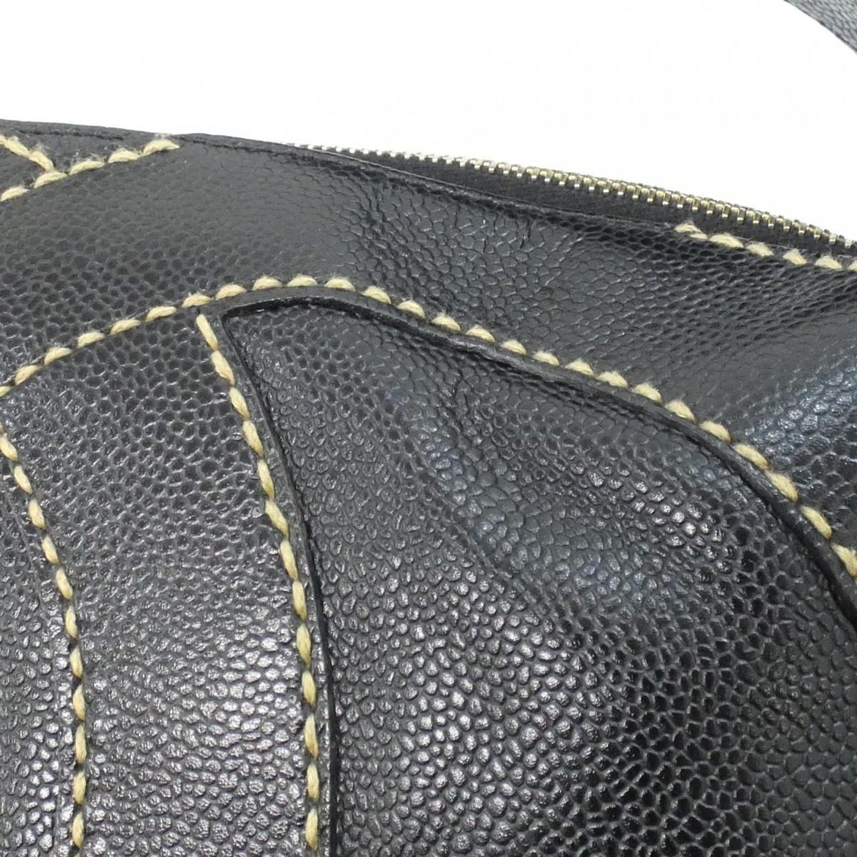 Chanel Shoulder Bag Gold — view 3