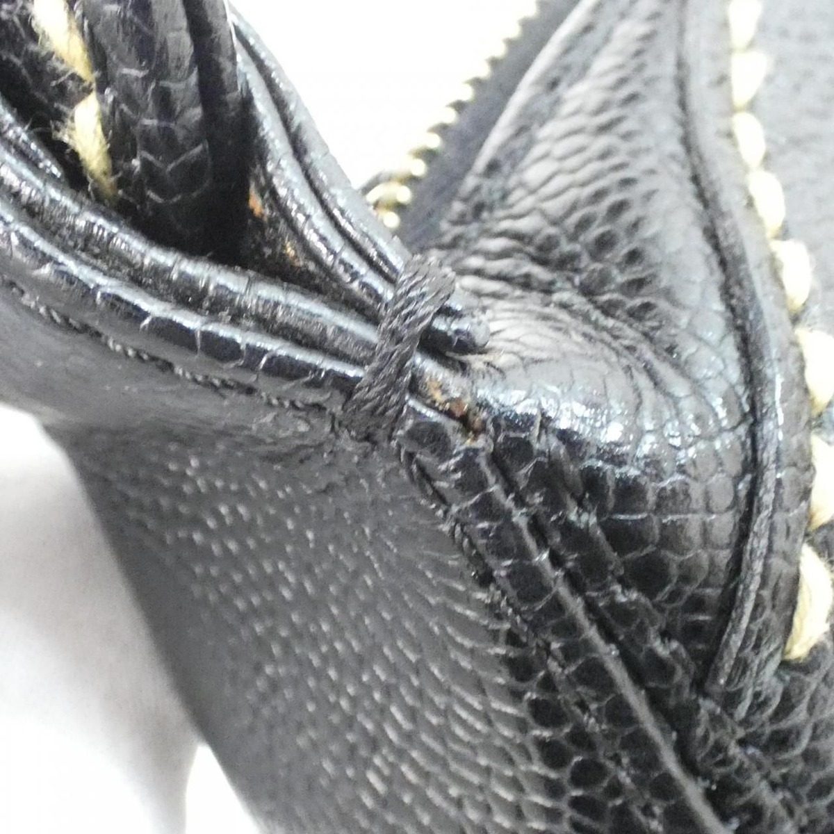 Chanel Shoulder Bag Gold — view 4