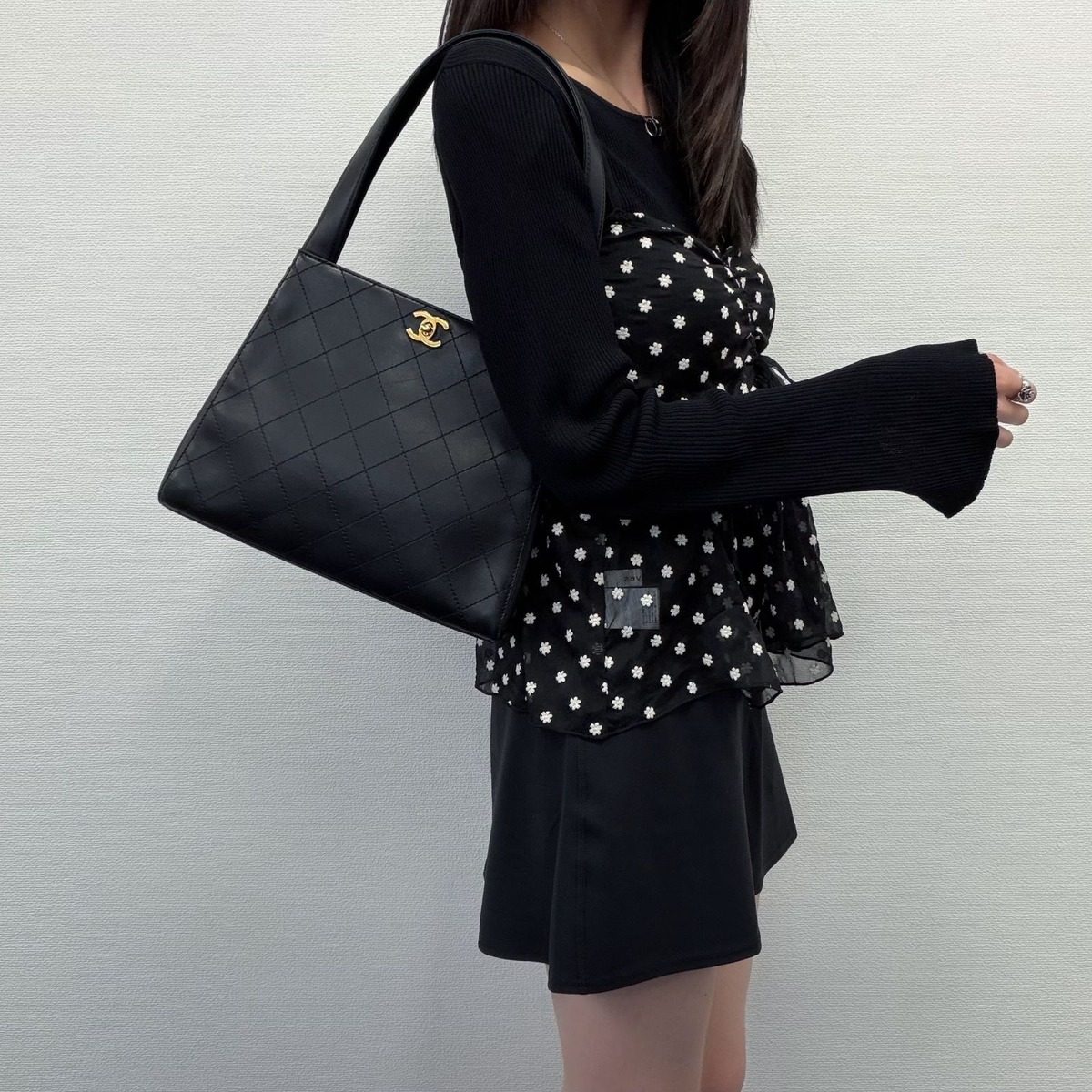 Chanel CC Logo Quilted Tote Black Leather No 5 Vintage — view 2