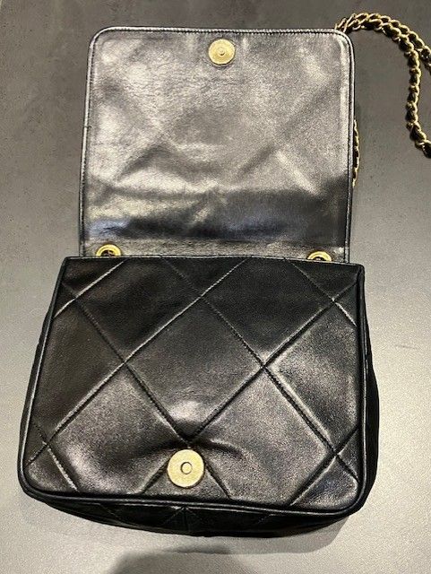 Chanel 0893487 1989's Lambskin Matelasse Chain Shoulder Bag Women Black