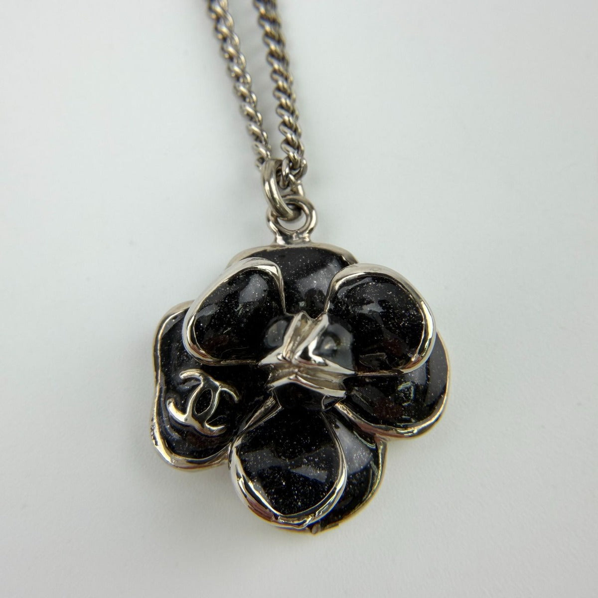 Chanel CC Logo Camellia Necklace Black Vintage — view 2