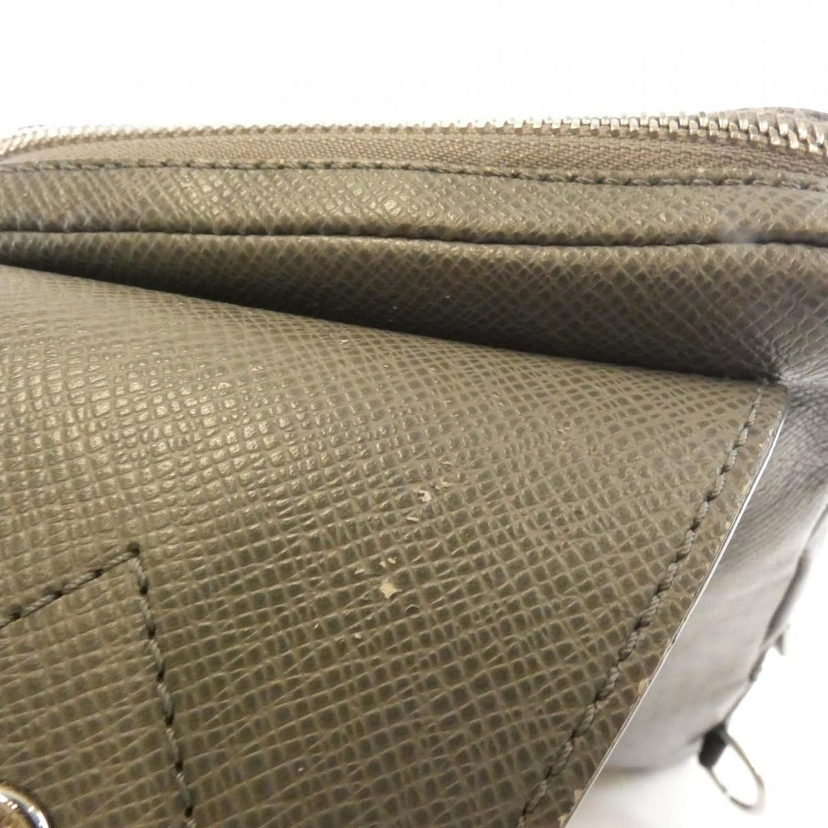 Louis Vuitton Taiga Avenue Sling Bag Gris — view 6