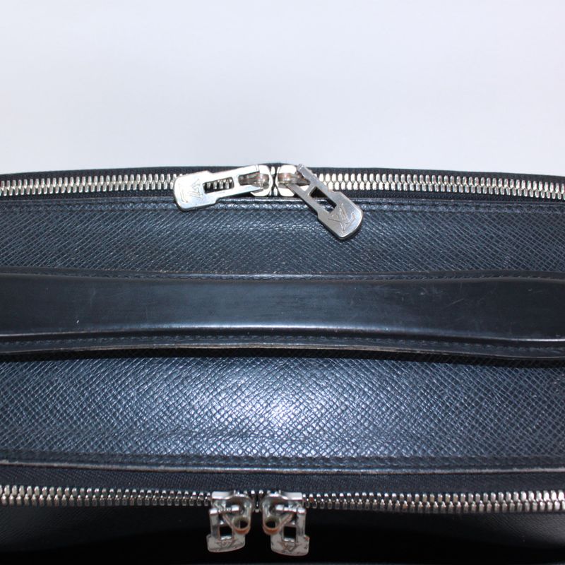 Louis Vuitton Taiga Ardoise Leather Black Shoulder Bag Silver M30762