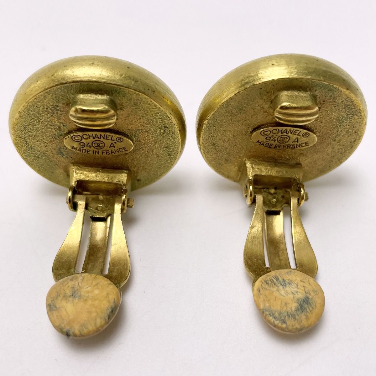 Chanel Plated Fake Pearl 94a Gold Vintage Earring with Box