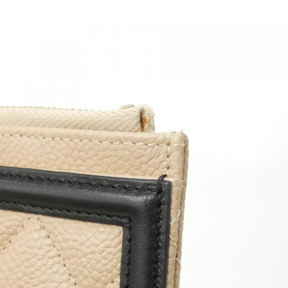 Chanel Pouch Gold — view 3