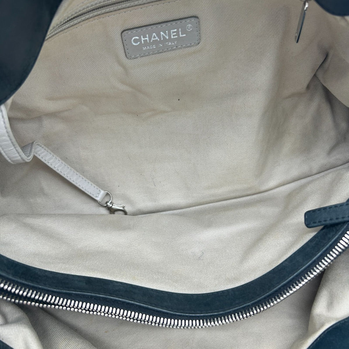 Chanel on the Road 2-Way — view 14
