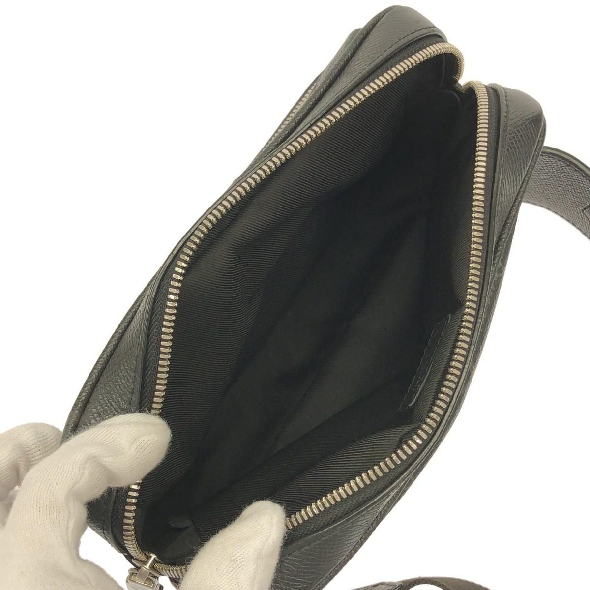 Louis Vuitton Taiga Llama Bum Bag Outdoor — view 8