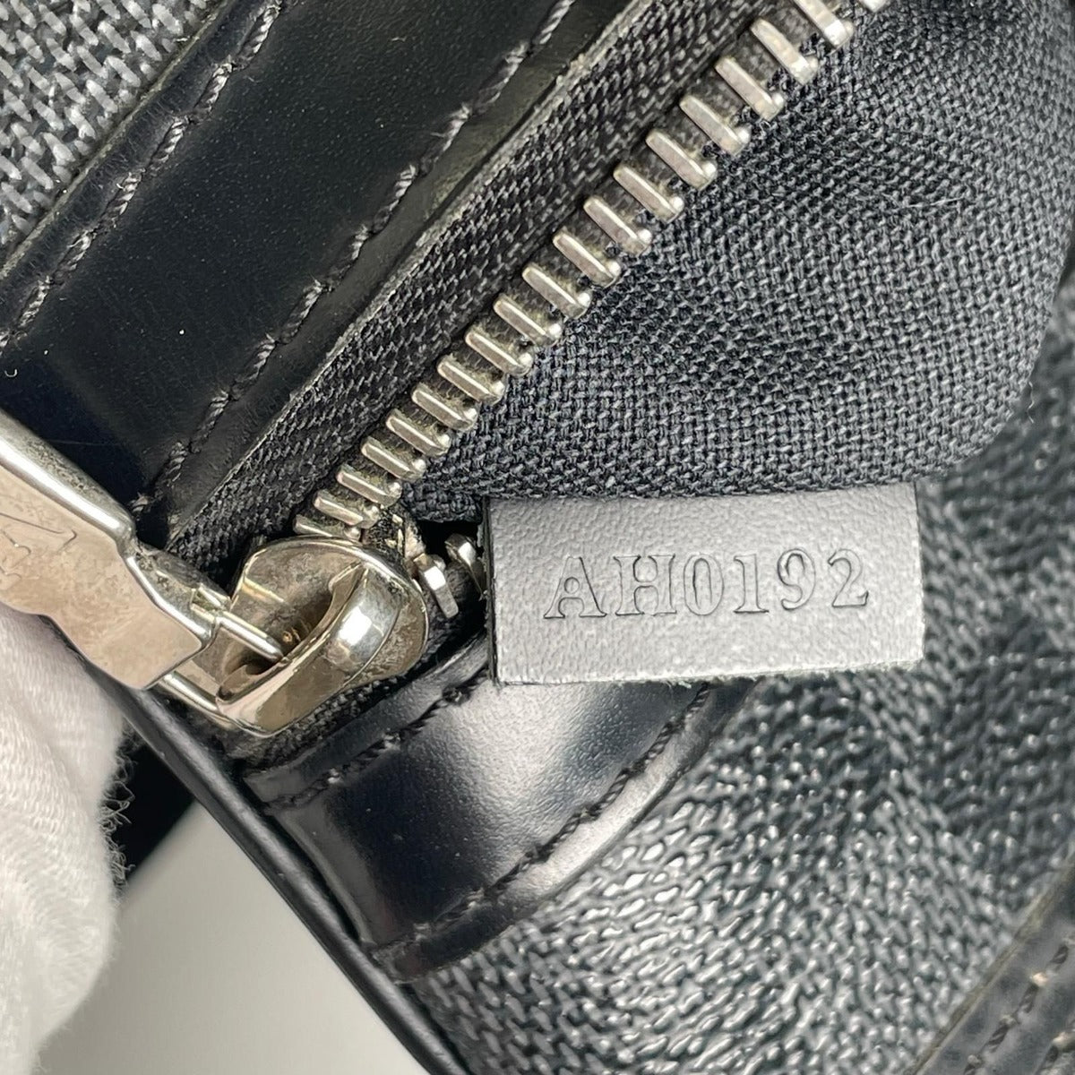 Louis Vuitton Thomas Damier Graphite Leather Black Shoulder Bag — view 11