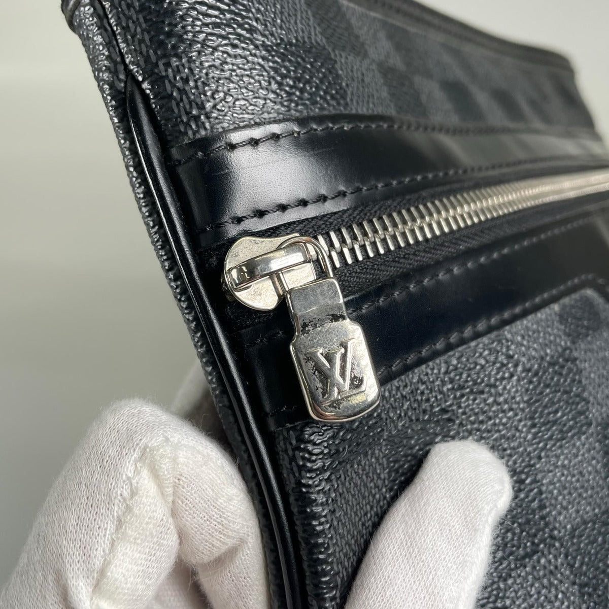 Louis Vuitton Thomas Damier Graphite Leather Black Shoulder Bag — view 13