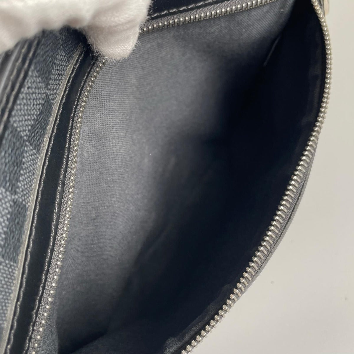 Louis Vuitton Thomas Damier Graphite Leather Black Shoulder Bag — view 10