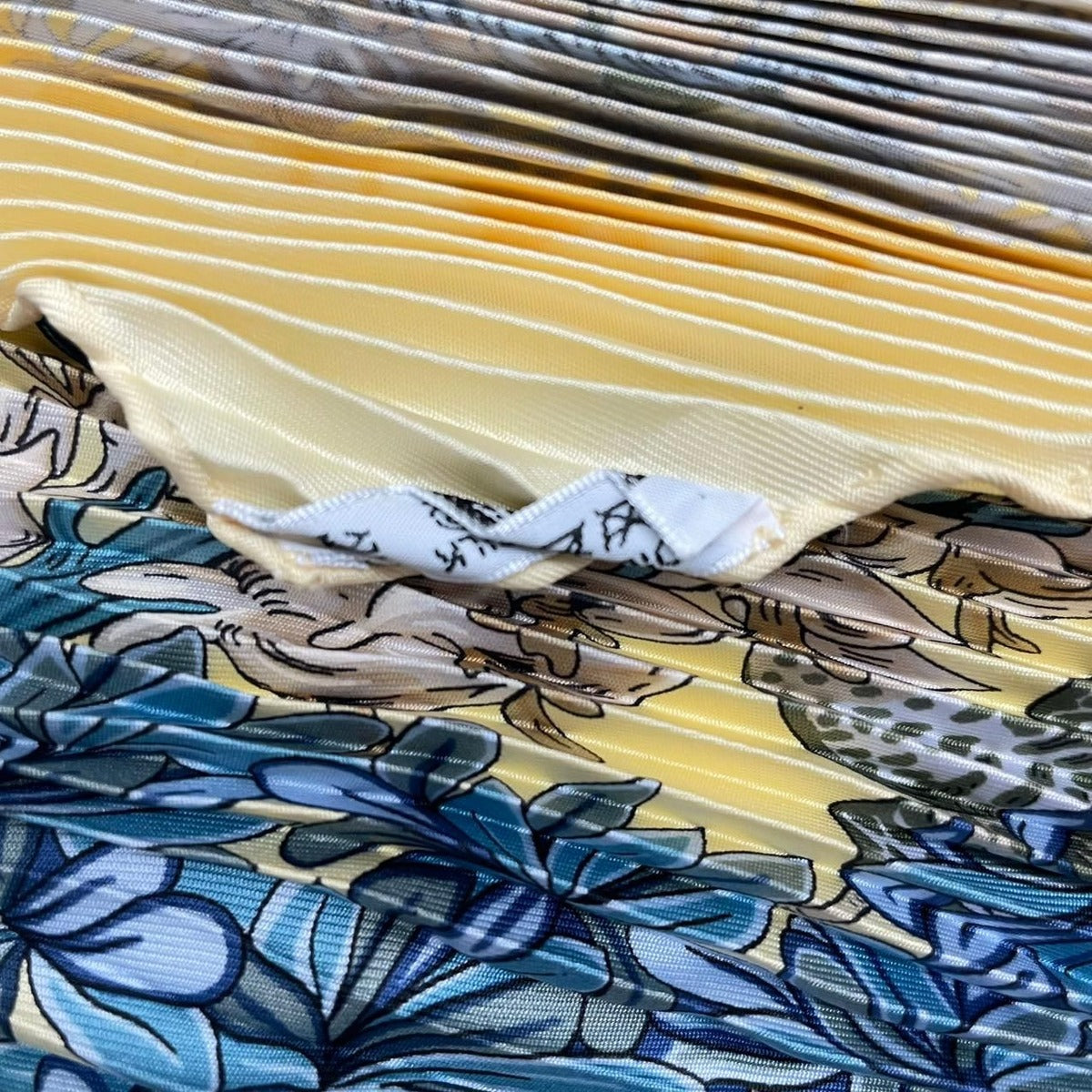 Hermes Pleated Scarf L'ile Deserte None Human Island Yellow — view 7