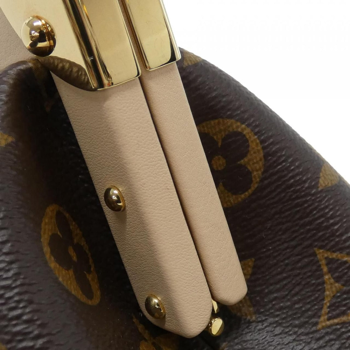 Louis Vuitton Monogram Clutch Canvas Gold — view 5