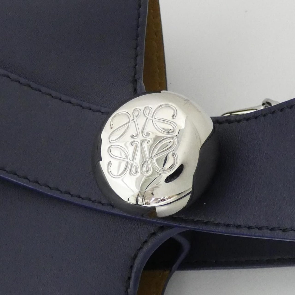 Loewe Pebble Bucket Bag Mini — view 7