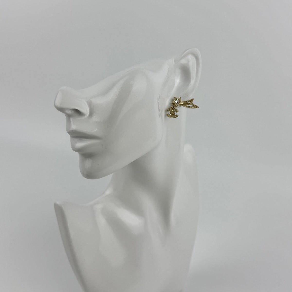 Chanel CC Logo Star Motif Earrings Gold Vintage — view 3