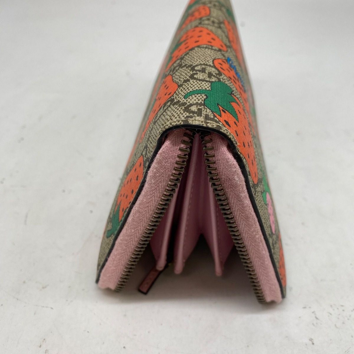 Gucci Wallet Round GG Supreme Strawberry — view 6