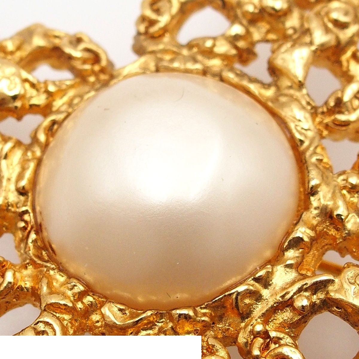 Chanel 93A Brooch Gold Metal Faux Pearl Costume Vintage — view 4